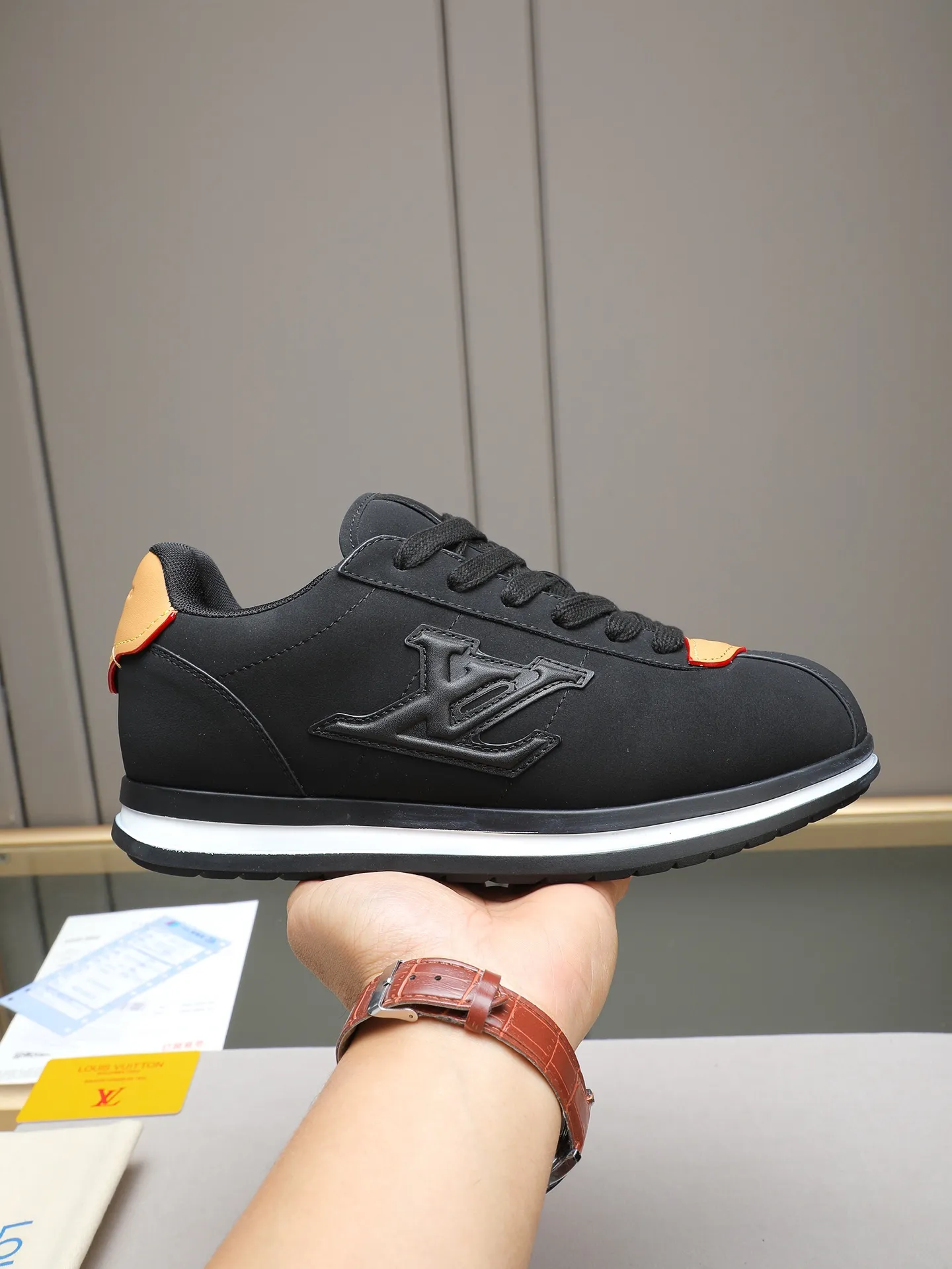 PP560 LV Louis Vuitton L Jialu Brand Runner Tatic Series Thick-soled Casual Sports Shoes Running Shoes Original purchase, development and production This LV Runner Tatic sports shoe combines technical materials such as mesh fabric and ribbons to interpret the inspiration of traditional mountaineering shoes. LV letters are written on one side, the lariat buckle of the quick lacing system is embellished with Monogram flowers and Louis Vuitton logos, and the light and wear-resistant rubber outsole completes the whole. ▪️Fabric: Original imported cowhide + mesh ▪️Inner lining: Original customized breathable mesh ▪️Sole: Original open-molded anti-slip rubber combination material ▪️Size: Men's 38-44 (customized for 45 and 46)